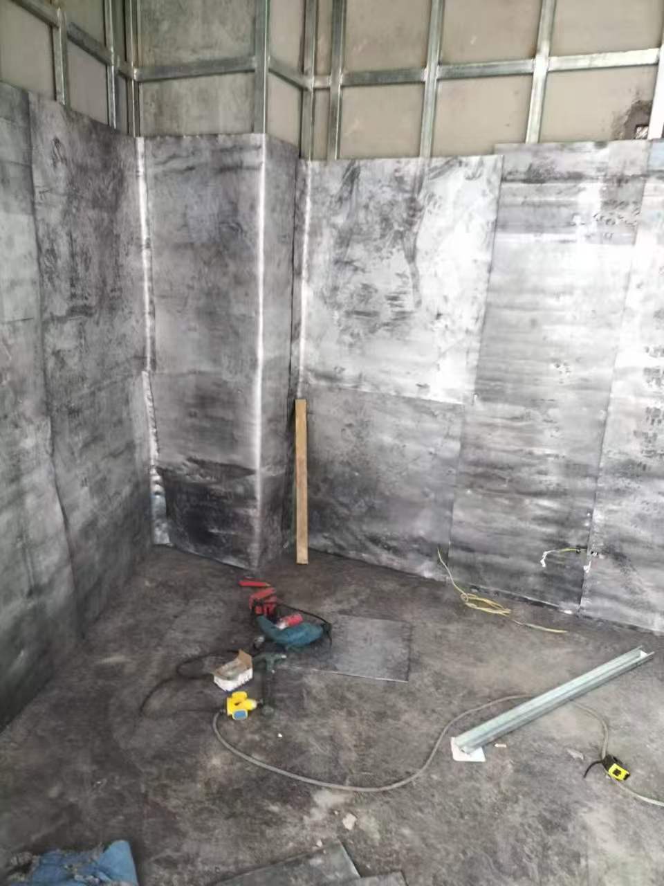 치과 병원의 보호벽에 사용되는 납판은 얼마나 두꺼워야 합니까?