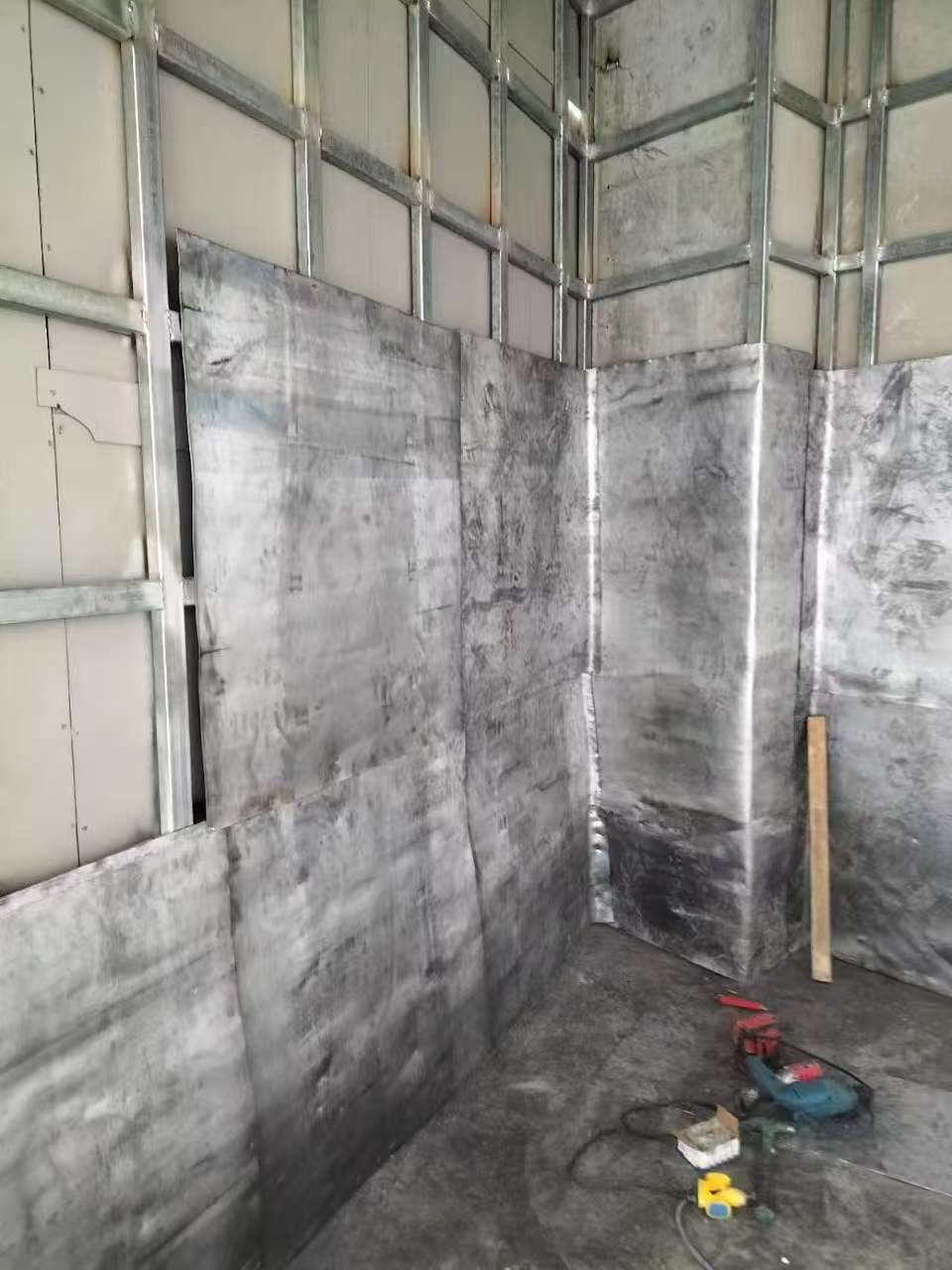 치과 병원의 보호벽에 사용되는 납판은 얼마나 두꺼워야 합니까?